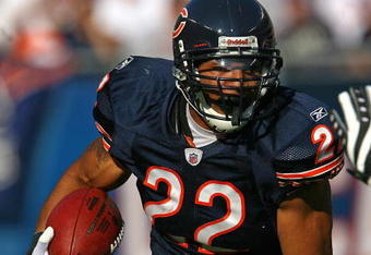CHICAGO - NOVEMBER 08: Matt Forte #22 of the Chicago Bears runs against the Arizona Cardinals at Soldier Field on November 8, 2009 in Chicago, Illinois. The Cardinals defeated the Bears 41-21. (Photo by Jonathan Daniel/Getty Images)