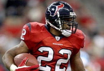 HOUSTON - NOVEMBER 23: Running back Chris Brown #22 of the Houston Texans carries the ball against the Tennessee Titans on November 23, 2009  at Reliant Stadium in Houston, Texas. (The Titans won 20-17.  (Photo by Stephen Dunn/Getty Images)