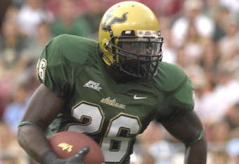 TAMPA, FL - SEPTEMBER 22: Running back Mike Ford #26 of the University of South Florida Bulls rushes upfield against the North Carolina Tar Hells at Raymond James Stadium on September 22, 2007 in Tampa, Florida.  USF won 37-10. (Photo by Al Messerschmidt/Getty Images)