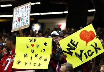 ATLANTA - DECEMBER 06:  Fans cheer for Michael Vick #7 (not pictured) of the Philadelphia Eagles during the game against the Atlanta Falcons at Georgia Dome on December 6, 2009 in Atlanta, Georgia.  (Photo by Kevin C. Cox/Getty Images)