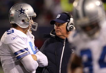 EAST RUTHERFORD, NJ - DECEMBER 06:  Head coach Wade Phillips of the Dallas Cowboys talks with Tony Romo #9 against the New York Giants at Giants Stadium on December 6, 2009 in East Rutherford, New Jersey.  (Photo by Jim McIsaac/Getty Images)