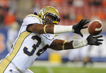 TAMPA, FL - NOVEMBER 28: Linebacker Steven Sylvester #34 of the Georgia Tech Yellow Jackets grabs a warmup pass against the Clemson Tigers in the 2009 ACC Football Championship Game December 5, 2009 at Raymond James Stadium in Tampa, Florida.  (Photo by Al Messerschmidt/Getty Images) 