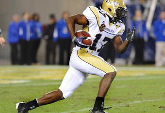 TAMPA, FL - NOVEMBER 28: Running back Orwin Smith #17 of the Georgia Tech Yellow Jackets returns a kick against the Clemson Tigers in the 2009 ACC Football Championship Game December 5, 2009 at Raymond James Stadium in Tampa, Florida.  (Photo by Al Messerschmidt/Getty Images) 