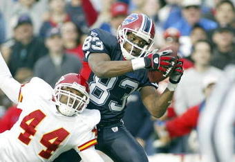 ORCHARD PARK, NY - NOVEMBER 13: Lee Evans #83 of  the Buffalo Bills makes a touchdown catch as Eric Warfield #44 of the Kansas City Chiefs defends on November 13, 2005 at Ralph Wilson Stadium in Orchard Park, New York. (Photo by Rick Stewart/Getty Images)