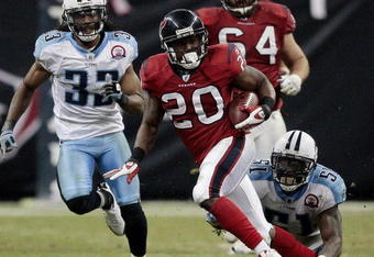 HOUSTON - NOVEMBER 23:  Running back Steve Slaton #20 of the Houston Texans is tackled from behind by linebacker Gerald McRath #51 of the Tennessee Titans at Reliant Stadium on November 23, 2009 in Houston, Texas.  (Photo by Bob Levey/Getty Images)