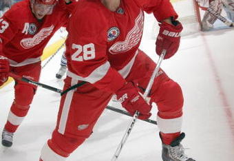 TORONTO, ON - NOVEMBER 07: Brian Rafalski #28 of the Detroit Red Wings handles the puck against the Toronto Maple Leafs at the Air Canada Centre on November 7, 2009 in Toronto, Canada.  (Photo by Bruce Bennett/Getty Images)