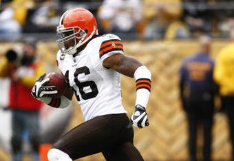PITTSBURGH, PA - OCTOBER 18: Josh Cribbs #16 of the Cleveland Browns returns a kickoff for a touchdown in the first half against the Pittsburgh Steelers at Heinz Field on October 18, 2009 in Pittsburgh, Pennsylvania. (Photo by Joe Robbins/Getty Images)