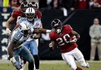 HOUSTON - NOVEMBER 23:  Running back Steve Slaton #20 of the Houston Texans is tackled from behind by linebacker Gerald McRath #51 of the Tennessee Titans at Reliant Stadium on November 23, 2009 in Houston, Texas.  (Photo by Bob Levey/Getty Images)