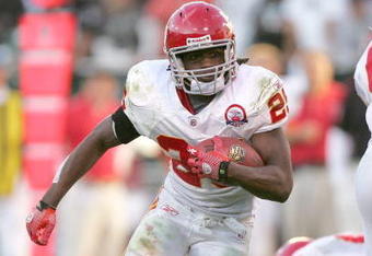 OAKLAND, CA - NOVEMBER 15:  Jamaal Charles #25 of the Kansas City Chiefs runs with the ball during their game against the Oakland Raiders at Oakland-Alameda County Coliseum on November 15, 2009 in Oakland, California.  (Photo by Ezra Shaw/Getty Images)