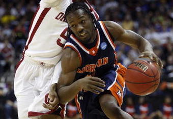 KANSAS CITY, MO - MARCH 19:  Reggie Holmes #11 of the Morgan State Golden Bears dribbles to the basket against Tony Crocker #5 of the Oklahoma Sooners in the first half during the first round of the NCAA Division I Men's Basketball Tournament at the Sprint Center on March 19, 2009 in Kansas City, Missouri.  (Photo by Jamie Squire/Getty Images)