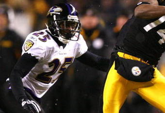 PITTSBURGH - JANUARY 18:  Limas Sweed #14 of the Pittsburgh Steelers makes a reception against Evan Oglesby #25 of the Baltimore Ravens during the AFC Championship game on January 18, 2009 at Heinz Field in Pittsburgh, Pennsylvania.  (Photo by Al Bello/Getty Images)