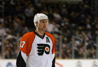 LOS ANGELES, CA - NOVEMBER 18:  Assistant Captain Jeff Carter #17 of the Philadelphia Flyers looks on during a break in the NHL game against the Los Angeles Kings at the Staples Center on November 18, 2009 in Los Angeles, California.  The Flyers defeated the Kings 3-2.  (Photo by Victor Decolongon/Getty Images)