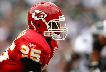 PHILADELPHIA - SEPTEMBER 27: Jamaal Charles #25 of the Kansas City Chiefs makes a break against the Philadelphia Eagles  on September 27, 2009 at Lincoln Financial Field in Philadelphia, Pennsylvania.  (Photo by Chris McGrath/Getty Images)