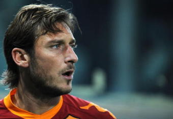 GENOA, ITALY - DECEMBER 13: Francesco Totti of AS Roma during the Serie A match between UC Sampdoria and AS Roma at Stadio Luigi Ferraris on December 13, 2009 in Genoa, Italy. (Photo by Massimo Cebrelli/Getty Images)
