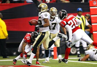 ATLANTA - DECEMBER 13:  Reggie Bush #25 of the New Orleans Saints scores a 21-yard touchdown reception in the third quarter against the Atlanta Falcons at Georgia Dome on December 13, 2009 in Atlanta, Georgia.  (Photo by Kevin C. Cox/Getty Images)