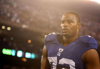 EAST RUTHERFORD, NJ - NOVEMBER 08: Osi Umenyiora #72 of the New York Giants leaves the field after a loss to  the San Diego Chargers at Giants Stadium on November 8, 2009 in East Rutherford, New Jersey.  (Photo by Nick Laham/Getty Images)