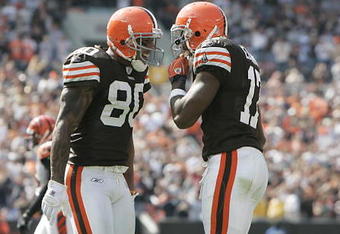 CLEVELAND - SEPTEMBER 16:  Kellen Winslow #80 and Braylon Edwards #17 of the Cleveland Browns talk during the NFL game against the Cincinnati Bengals at the Cleveland Browns Stadium on September 16, 2007 in Cleveland, Ohio. (Photo by Jeff Gross/Getty Images)