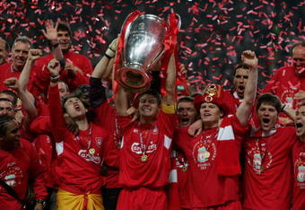 ISTANBUL, TURKEY - MAY 25:  Liverpool captain Steven Gerrard lifts the European Cup after Liverpool won the European Champions League final between Liverpool and AC Milan on May 25, 2005 at the Ataturk Olympic Stadium in Istanbul, Turkey.  (Photo by Alex Livesey/Getty Images)