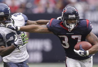 HOUSTON - DECEMBER 13:  Running back Arian Foster #37 of the Houston Texans runs against safety Jordan Babineaux #27 of the Seattle Seahawks at Reliant Stadium on December 13, 2009 in Houston, Texas.  (Photo by Bob Levey/Getty Images)