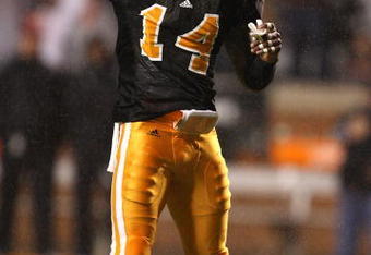 KNOXVILLE, TN - OCTOBER 31:  Eric Berry #14 of the Tennessee Volunteers signals to the sidelines against the South Carolina Gamecocks at Neyland Stadium on October 31, 2009 in Knoxville, Tennessee.  (Photo by Streeter Lecka/Getty Images)
