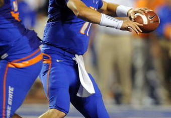 BOISE, ID - SEPTEMBER 3: Quarterback Kellen Moore #6 of the Boise State Broncos sets to throw a pass in the third quarter of the game against the Oregon Ducks at Bronco Stadium on September 3, 2009 in Boise, Idaho. Boise State won the game 19-8. (Photo by Steve Dykes/Getty Images)