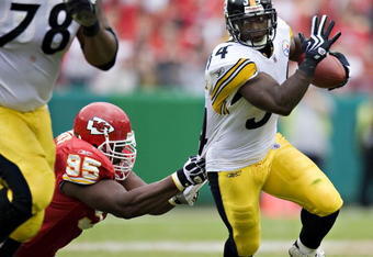 KANSAS CITY, MO - NOVEMBER 22:  Running back Rashard Mendenhall #34 of the Pittsburgh Steelers is grabbed by defensive tackle Ron Edwards #95 of the Kansas City Chiefs at Arrowhead Stadium on November 22, 2009 in Kansas City, Missouri.  The Chiefs defeated the Steelers 27-24.  (Photo by Wesley Hitt/Getty Images)