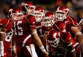 BATON ROUGE, LA - NOVEMBER 28:  Quarterback Ryan Mallett #15 of the Arkansas Razorbacks talks with his team during a time out against the LSU Tigers at Tiger Stadium on November 28, 2009 in Baton Rouge, Louisiana.  The Tigers defeated the Razorbacks 33-30 in overtime.  (Photo by Chris Graythen/Getty Images)