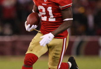 SAN FRANCISCO - DECEMBER 14:  Frank Gore #21 of the San Francisco 49ers runs the ball in the second half against the Arizona Cardinals at Candlestick Park on December 14, 2009 in San Francisco, California. (Photo by Jed Jacobsohn/Getty Images)