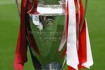 ROME - MAY 27:  The UEFA Champions League trophy is displayed pitchside prior to the UEFA Champions League Final match between Barcelona and Manchester United at the Stadio Olimpico on May 27, 2009 in Rome, Italy.  (Photo by Alex Livesey/Getty Images)