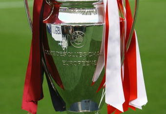 ROME - MAY 27:  The UEFA Champions League trophy is displayed pitchside prior to the UEFA Champions League Final match between Barcelona and Manchester United at the Stadio Olimpico on May 27, 2009 in Rome, Italy.  (Photo by Alex Livesey/Getty Images)