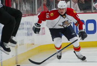 NEWARK, NJ - DECEMBER 11:  Nathan Horton #16 of the Florida Panthers skates against the New Jersey Devils at the Prudential Center on December 11, 2009 in Newark, New Jersey.  (Photo by Bruce Bennett/Getty Images)
