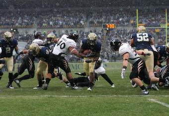 PITTSBURGH - DECEMBER 05: Dion Lewis #28 of the University of Pittsburgh Panthers runs in for a touchdown in the first quarter against the Cincinnati Bearcats on December 5, 2009 at Heinz Field in Pittsburgh, Pennsylvania.  (Photo by Jared Wickerham/Getty Images)