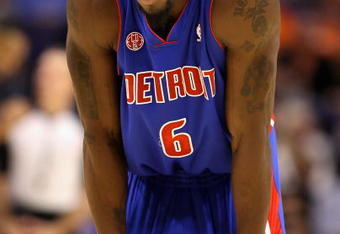 PHOENIX - NOVEMBER 22:  Ben Wallace #6 of the Detroit Pistons awaits a free throw shot during the NBA game against the Phoenix Suns at US Airways Center on November 22, 2009 in Phoenix, Arizona. The Suns defeated the Pistons 117-91.  NOTE TO USER: User expressly acknowledges and agrees that, by downloading and or using this photograph, User is consenting to the terms and conditions of the Getty Images License Agreement.  (Photo by Christian Petersen/Getty Images)