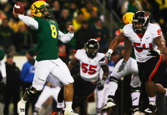 EUGENE,OR - DECEMBER 03: Quarterback Jeremiah Masoli #8 of the Oregon Ducks passes the ball during the game against Oregon State Beavers at Autzen Stadium on December 3, 2009 in Eugene, Oregon. (Photo by Tom Hauck/Getty Images)
