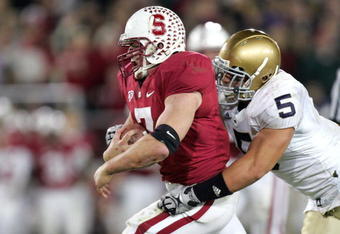 PALO ALTO, CA - NOVEMBER 28:  Toby Gerhart #7 of the Stanford Cardinal is tackled by Manti Te'o #5 of the Notre Dame Fighting Irish at Stanford Stadium on November 28, 2009 in Palo Alto, California.  (Photo by Ezra Shaw/Getty Images)
