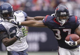 HOUSTON - DECEMBER 13:  Running back Arian Foster #37 of the Houston Texans runs against safety Jordan Babineaux #27 of the Seattle Seahawks at Reliant Stadium on December 13, 2009 in Houston, Texas.  (Photo by Bob Levey/Getty Images)
