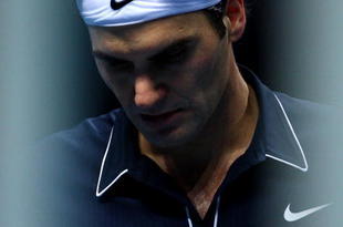LONDON, ENGLAND - NOVEMBER 28:  Roger Federer of Switzerland reacts during the men's singles semi final match against Nikolay Davydenko of Russia during the Barclays ATP World Tour Finals at the O2 Arena on November 28, 2009 in London, England.  (Photo by Julian Finney/Getty Images)