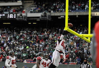 EAST RUTHERFORD, NJ - DECEMBER 20: Tony Gonzalez #88 of the Atlanta Falcons throws the ball through the upright after scoring a touchdown during an NFL game against the New York Jets at Giants Stadium on December 20, 2009 in East Rutherford, New Jersey. (Photo by Jim Luzzi/Getty Images)