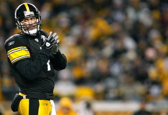 PITTSBURGH - DECEMBER 20: Ben Roethlisberger #7 of the Pittsburgh Steelers calls a timeout during the game against the Green Bay Packers on December 20, 2009 at Heinz Field in Pittsburgh, Pennsylvania. (Photo by Jared Wickerham/Getty Images)