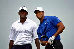 CHASKA, MN - AUGUST 15:  Tiger Woods watches his tee shot on the first hole as Vijay Singh of Fiji looks on during the third round of the 91st PGA Championship at Hazeltine National Golf Club on August 15, 2009 in Chaska, Minnesota.  (Photo by Streeter Lecka/Getty Images)