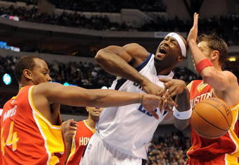 DALLAS - DECEMBER 18:  Center Erick Dampier #25 of the Dallas Mavericks is challenged by Chuck Hayes #44 and David Andersen #13 of the Houston Rockets on December 18, 2009 at American Airlines Center in Dallas, Texas.  NOTE TO USER: User expressly acknowledges and agrees that, by downloading and/or using this Photograph, user is consenting to the terms and conditions of the Getty Images License Agreement.  (Photo by Ronald Martinez/Getty Images)