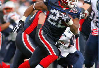 ORCHARD PARK, NY - DECEMBER 20: Fred Jackson #22 of the Buffalo Bills runs against the New England Patriots at Ralph Wilson Stadium on December 20, 2009 in Orchard Park, New York. The Patriots won 17-10.  (Photo by Rick Stewart/Getty Images)