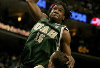 PHILADELPHIA - MARCH 17:  Michael Anderson #15 of the UAB Blazers goes up for a shot over Bobby Perry #13 of the Kentucky Wildcats during the First Round of the 2006 NCAA Men's Basketball Tournament on March 17, 2006 at the Wachovia Center in Philadelphia, Pennsylvania.  (Photo by Jim McIsaac/Getty Images)