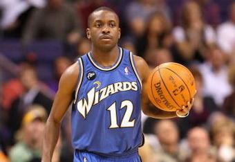 PHOENIX - DECEMBER 19:  Earl Boykins #12 of the Washington Wizards hanldles the ball during the NBA game against the Phoenix Suns at US Airways Center on December 19, 2009 in Phoenix, Arizona. The Suns defeated the Wizards 121-95. NOTE TO USER: User expressly acknowledges and agrees that, by downloading and or using this photograph, User is consenting to the terms and conditions of the Getty Images License Agreement.  (Photo by Christian Petersen/Getty Images)