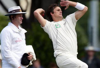 DUNEDIN, NEW ZEALAND - NOVEMBER 28:  Shane Bond of New Zealand bowls during day five of the First Test match between New Zealand and Pakistan at the University Oval on November 28, 2009 in Dunedin, New Zealand.  (Photo by Hannah Johnston/Getty Images)