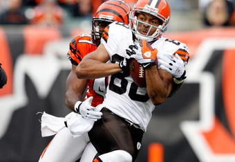 CINCINNATI - NOVEMBER 29:  Chansi Stuckey #88 of  the Cleveland Browns catches a pass while defended by Chinedum Ndukwe #41 of the Cincinnati Bengals during the NFL game at Paul Brown Stadium on November 29, 2009 in Cincinnati, Ohio.  (Photo by Andy Lyons/Getty Images)