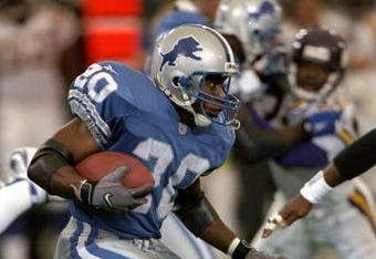 25 Oct 1998: Barry Sanders #20 of the Detroit Lions grips the ball as he runs during the game against the Minnesota Vikings at the Pontiac Silverdome in Pontiac Michigan. The Vikings defeated the Lions 34-13. Mandatory Credit: Tom Pidgeon  /Allsport