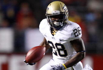 PISCATAWAY, NJ - OCTOBER 16:  Dion Lewis #28 of the University of Pittsburgh Panthers runs against the the Rutgers University Scarlett Knights on October 16, 2009 at Rutgers Stadium in Piscataway, New Jersey.  (Photo by Jared Wickerham/Getty Images)