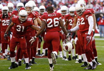 GLENDALE, AZ - DECEMBER 27:  Runningback Beanie Wells #26 of the Arizona Cardinals runs onto the field during introducions to the NFL game against the St. Louis Rams at the Universtity of Phoenix Stadium on December 27, 2009 in Glendale, Arizona.  The Cardinals defeated the Rams 31-10.  (Photo by Christian Petersen/Getty Images)