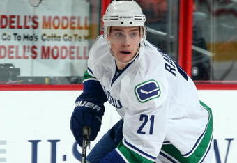 PHILADELPHIA - DECEMBER 03:  Mason Raymond #18 of the Vancouver Canucks skates against the Philadelphia Flyers on December 3, 2009 at Wachovia Center in Philadelphia, Pennsylvania. The Canucks defeated the Flyers 3-0.  (Photo by Jim McIsaac/Getty Images)